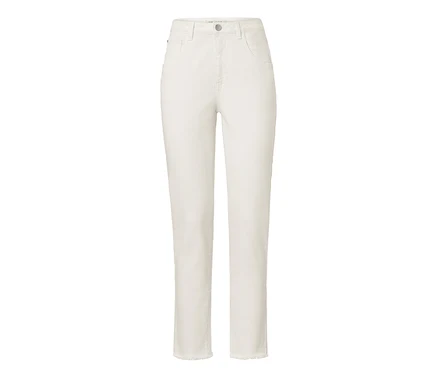 Jean blanc « Fit Lilly » sur fond clair.