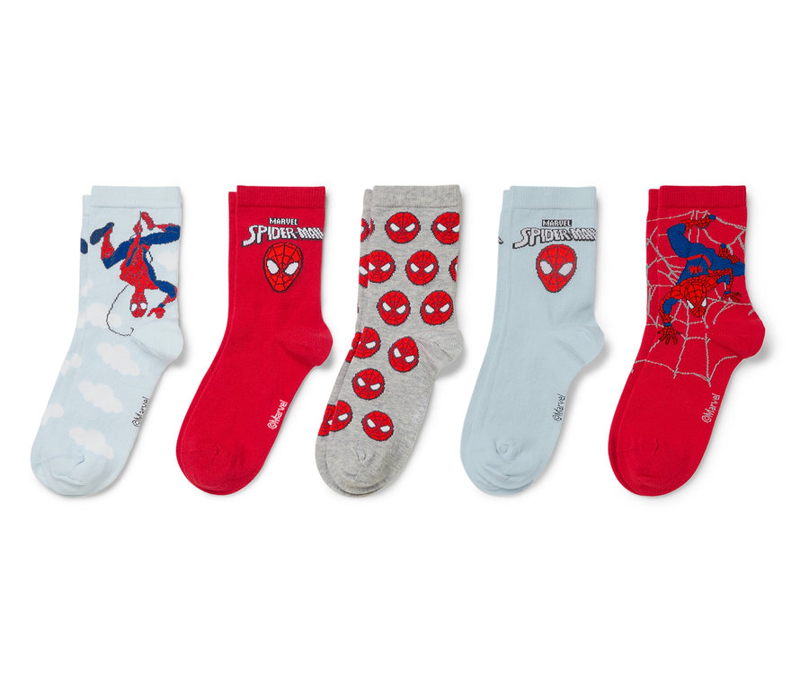 Cinq paires de chaussettes Spiderman dans les couleurs bleu clair, rouge et gris.
