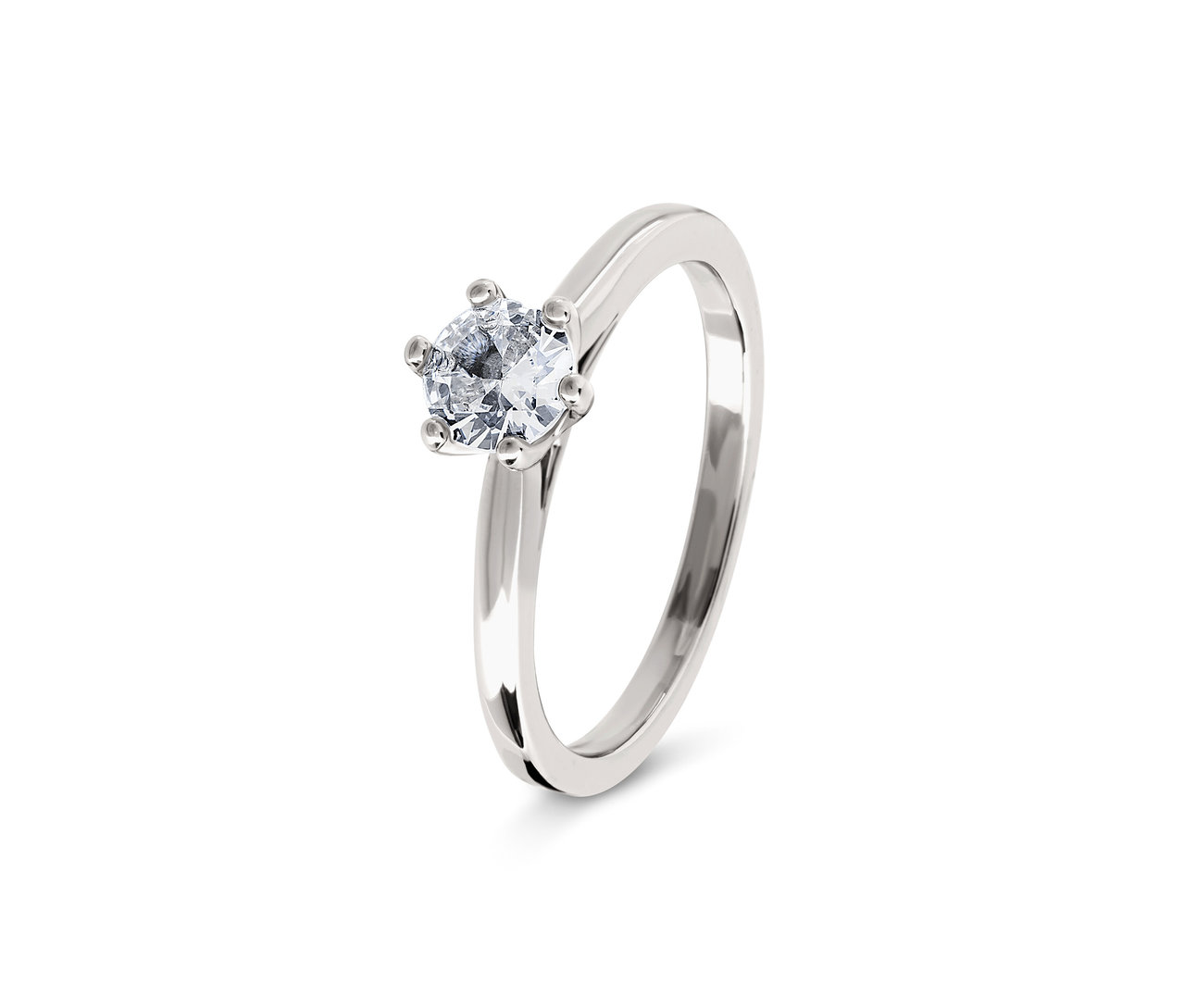 Détail d'une bague argentée avec une pierre transparente.