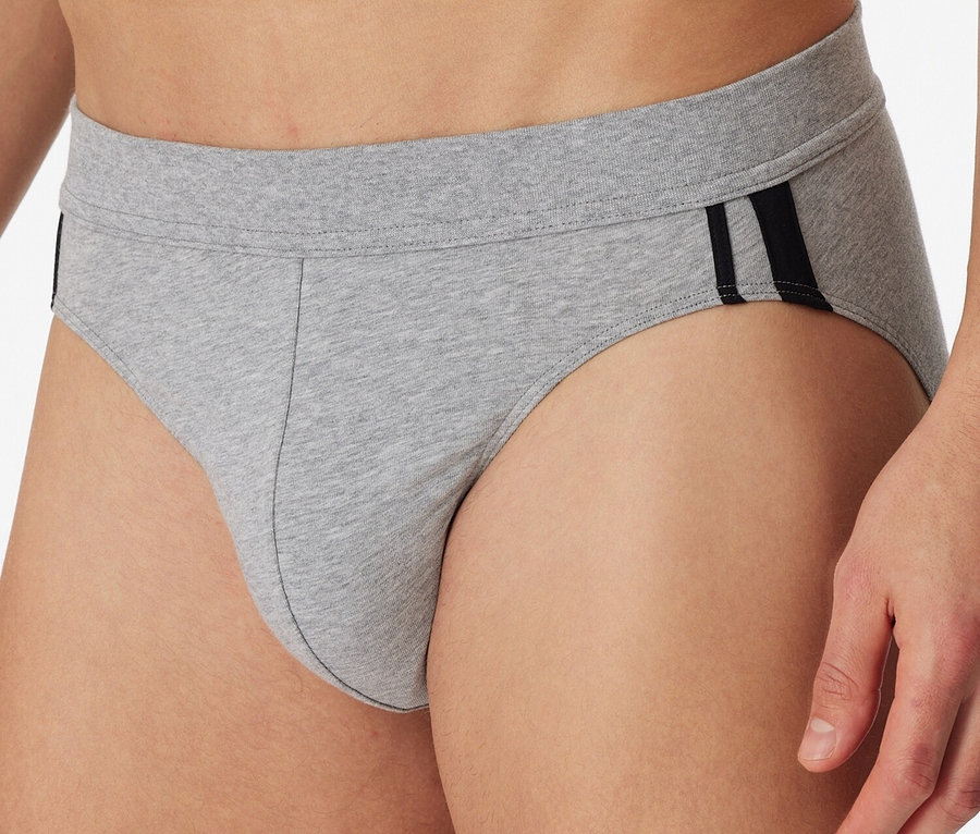 Un homme porte un des 3 shorts SCHIESSER gris chiné.