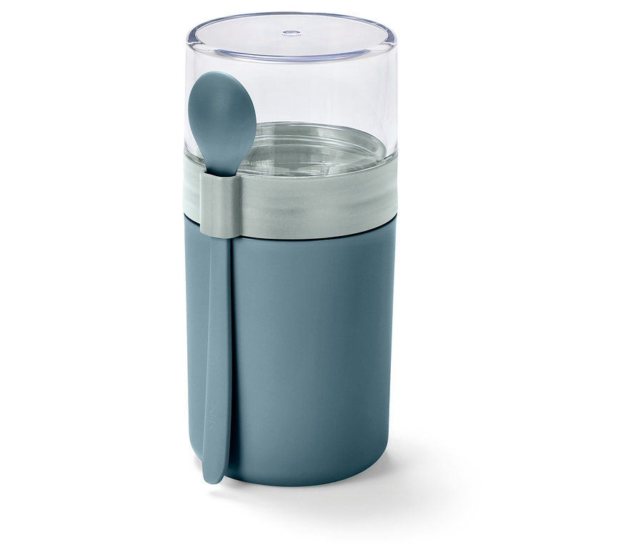 Un récipient de transport pour yaourt vert avec une cuillère.