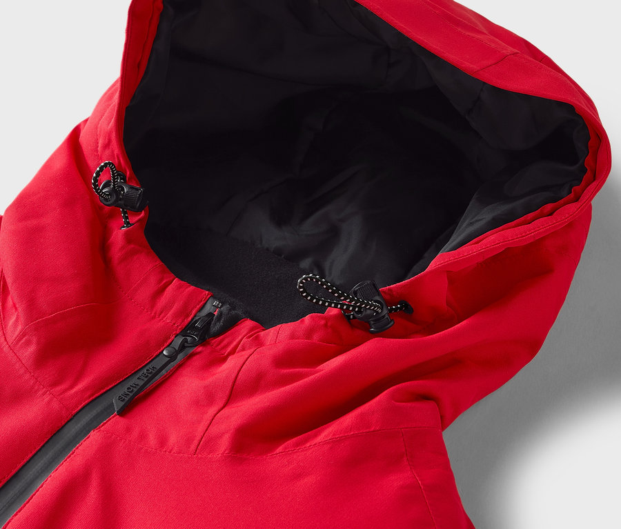 Gros plan sur une veste rouge avec capuche, doublure noire, fermeture éclair et cordon de serrage.