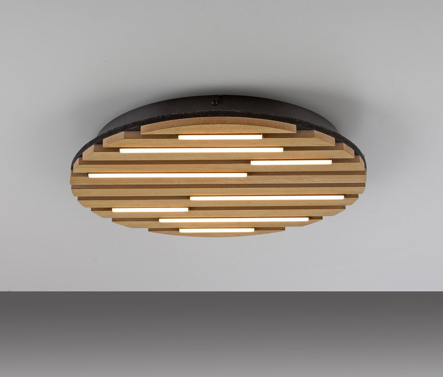 Plafonnier en bois avec des lamelles horizontales et des bandes lumineuses.
