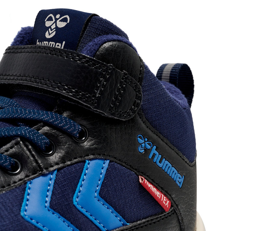 Gros plan d'une chaussure bleue HUMMEL Root Tex Jr.