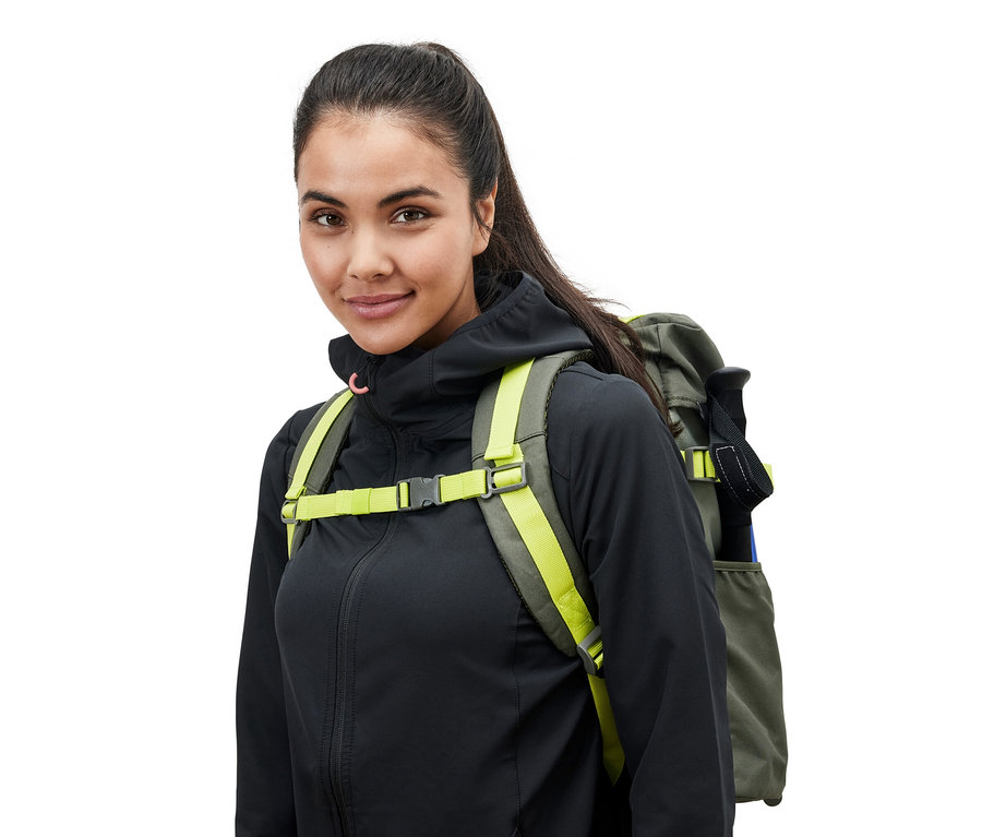 Femme portant un sac à dos d’extérieur.