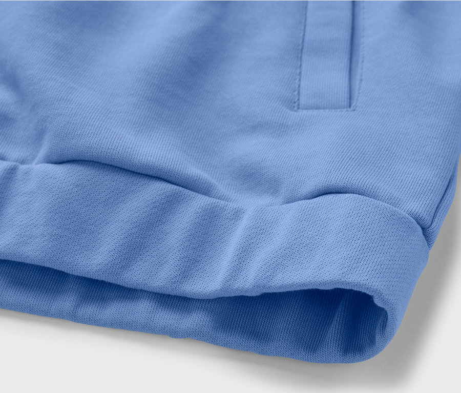 Détail d'un sweat à capuche bleu clair.