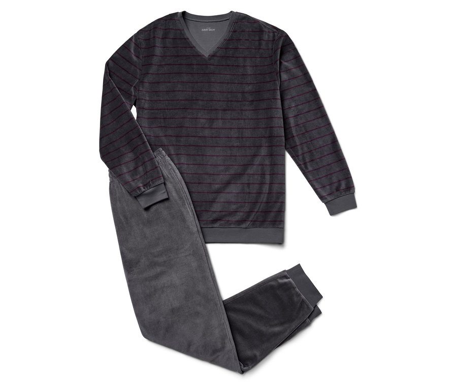 Pyjama en velours gris avec rayures bordeaux sur fond blanc.