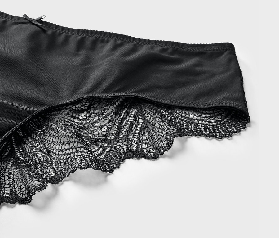 Gros plan sur un slip brésilien noir avec de la dentelle.