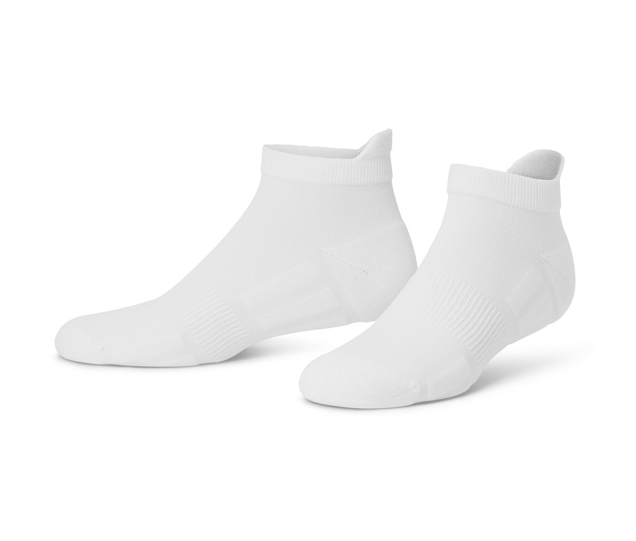 Deux paires de chaussettes de sport fonctionnelles blanches.