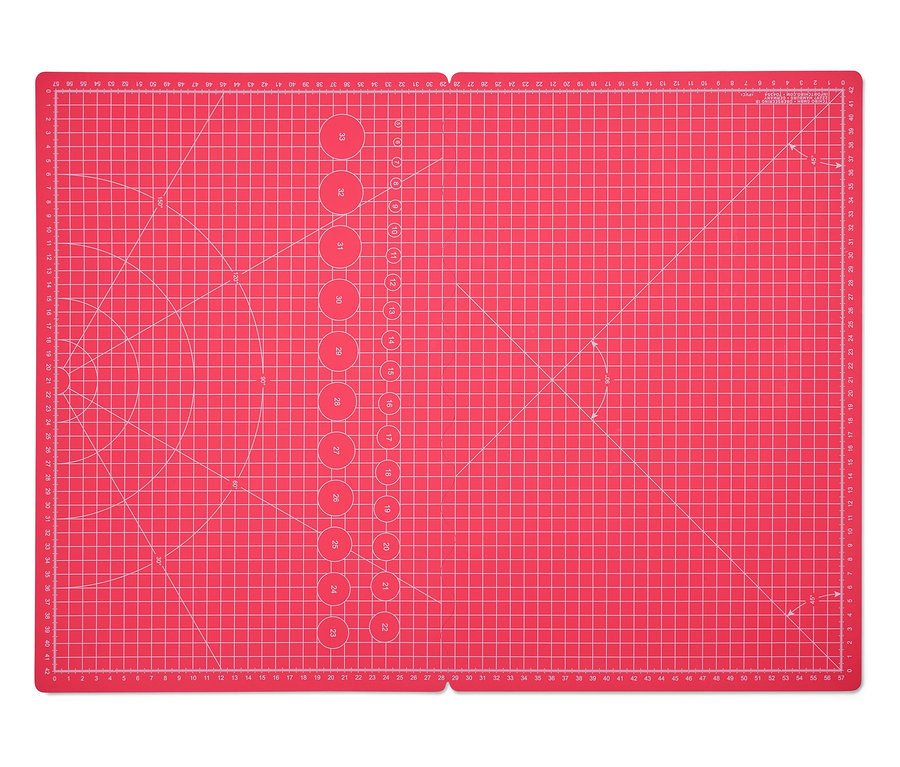 Un tapis de découpe et de bricolage pliable rouge avec un motif quadrillé blanc.