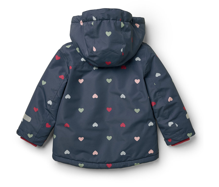 Vue arrière d'une veste bleue à capuche imprimée de cœurs.