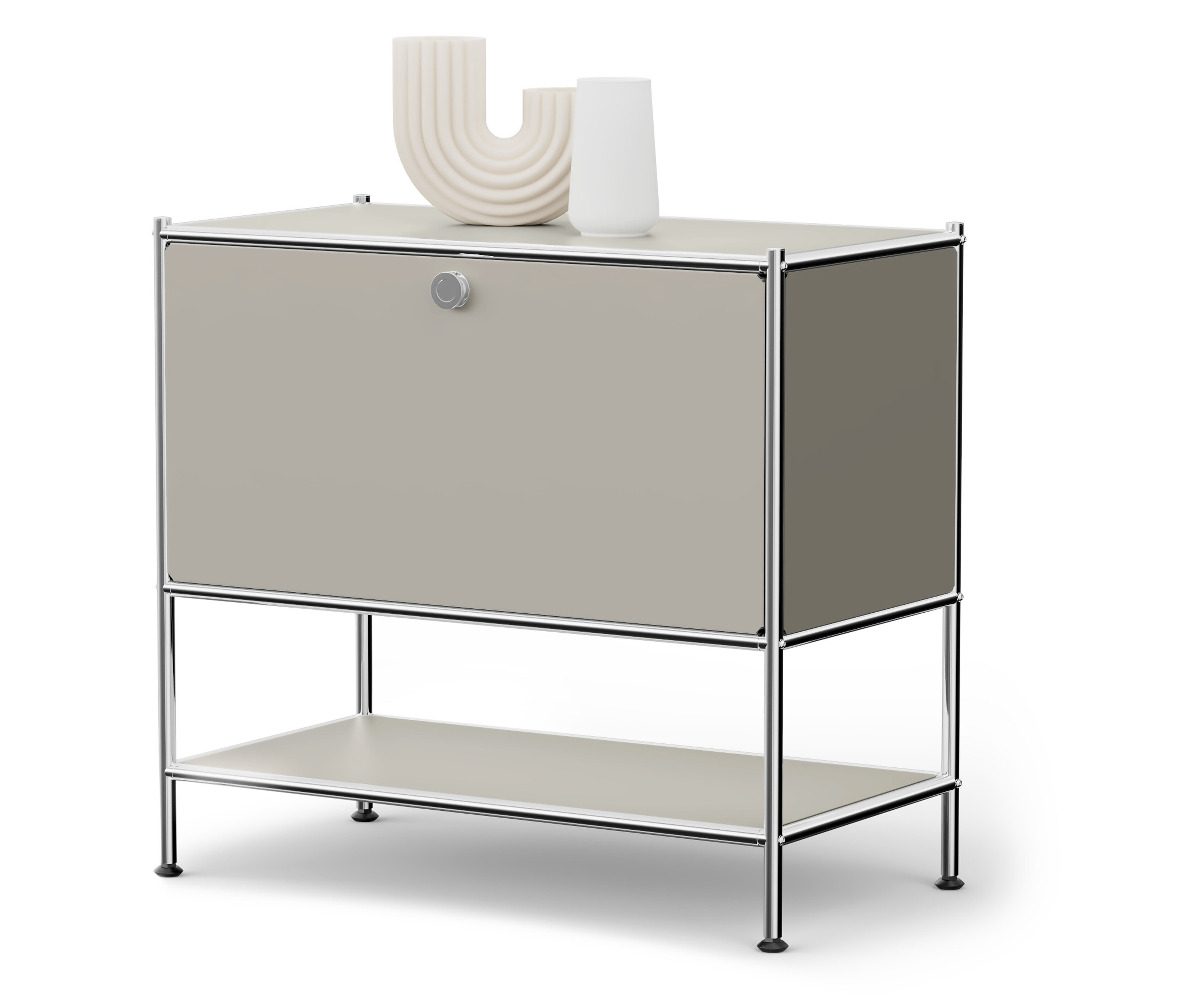 Armoire beige avec cadre chromé et deux vases décoratifs blancs dessus.