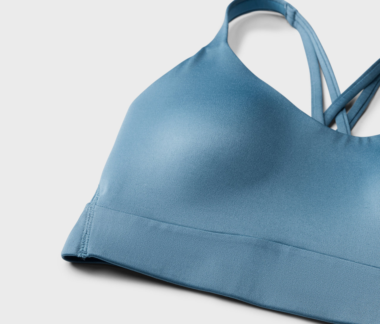 Gros plan d'une brassière de sport bleue.