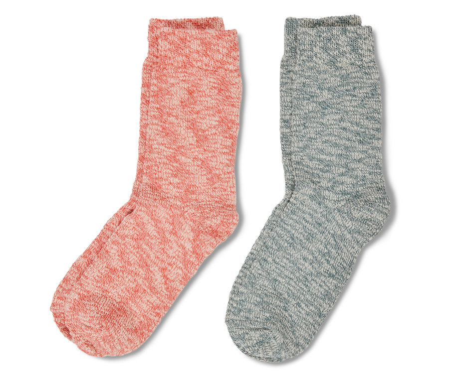 Deux chaussettes tricotées : corail et bleu-gris.