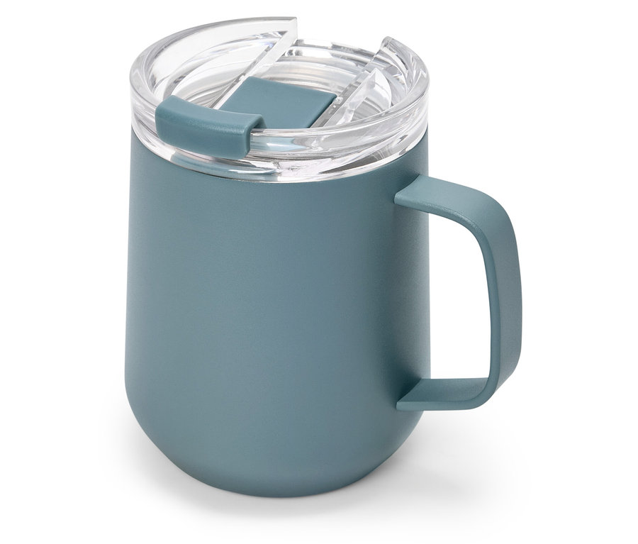 Une tasse bleue avec un couvercle transparent et une poignée.