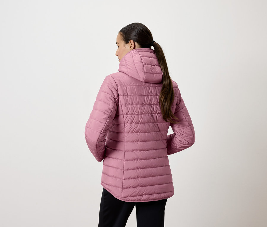 Femme portant une veste matelassée rose avec capuche, vue de dos.