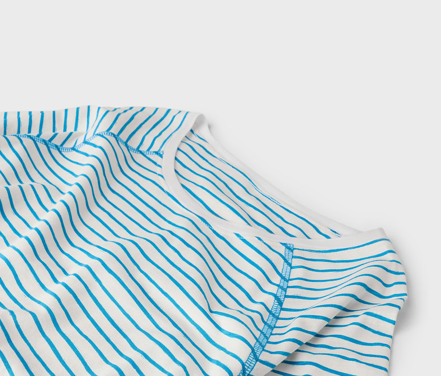 Gros plan d'un t-shirt blanc rayé de bleu.