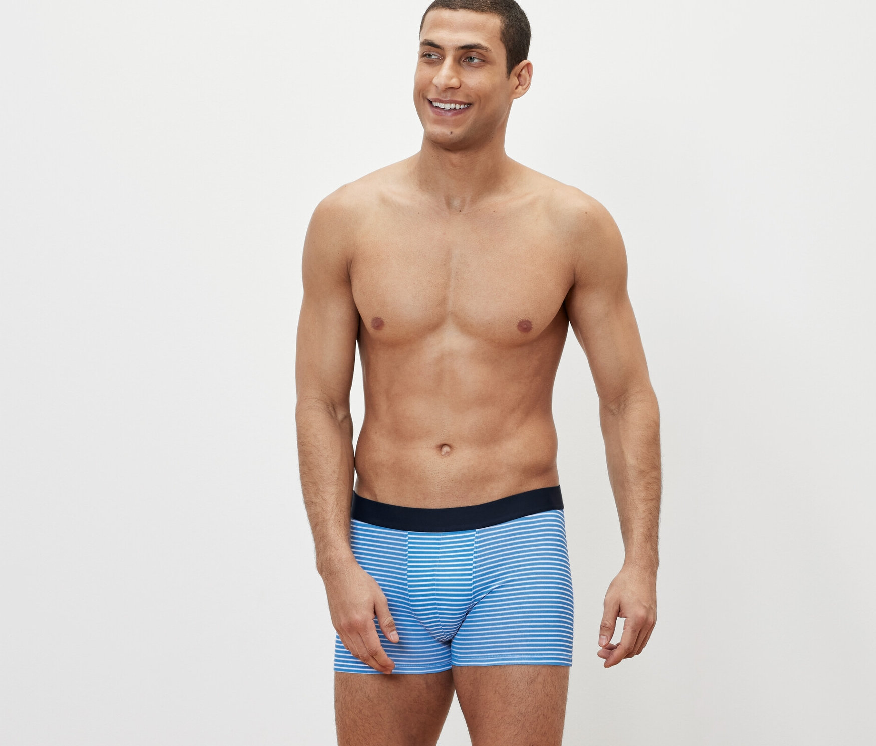 Homme posant en 4 boxers rayés.