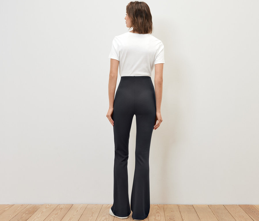 Femme vue de dos portant un legging évasé.