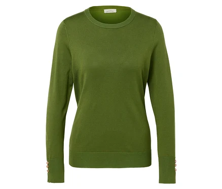 Pull vert à manches longues avec boutons aux poignets.