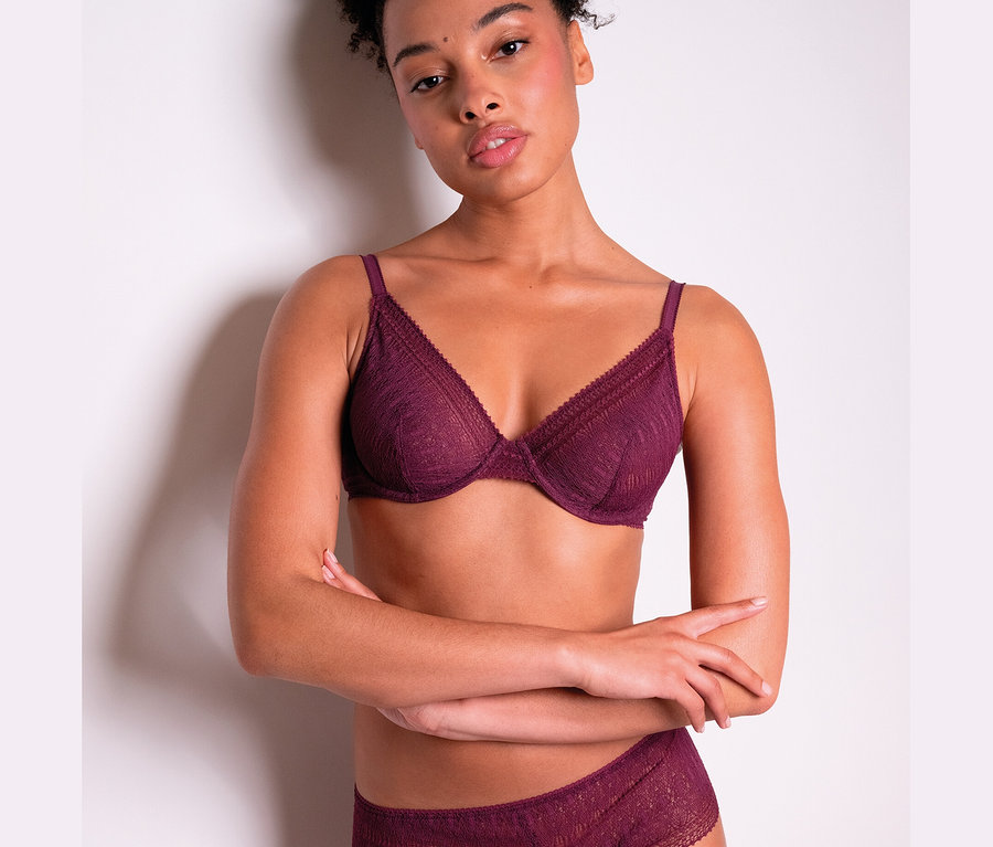 Une femme porte un soutien-gorge à armatures « Leila » Passionata et une culotte assortie.