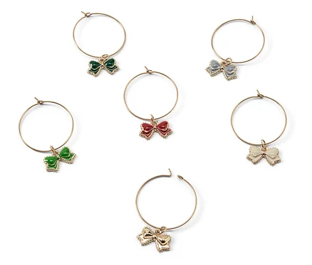Six boucles d'oreilles créoles dorées avec des breloques en forme de nœud de différentes couleurs.