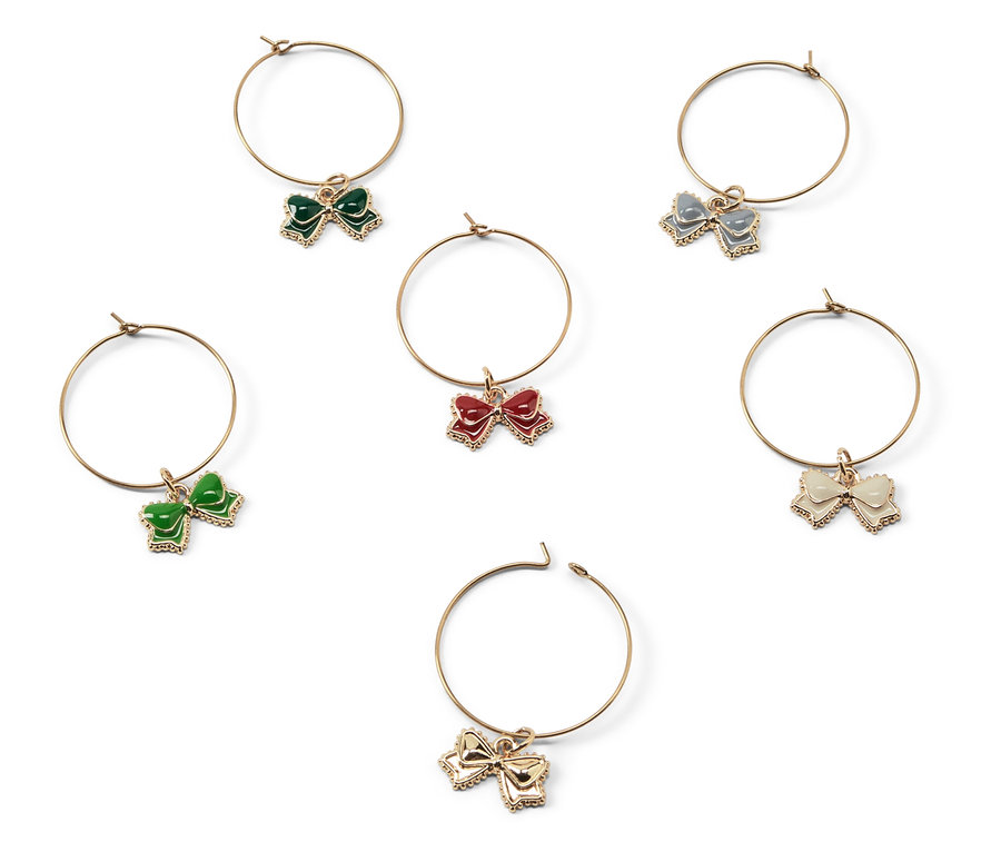 Six boucles d'oreilles créoles dorées avec des breloques en forme de nœud de différentes couleurs.