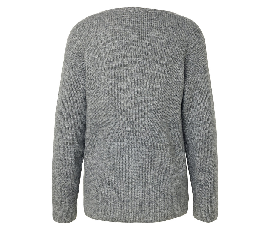 Pull gris à manches longues sur fond blanc.