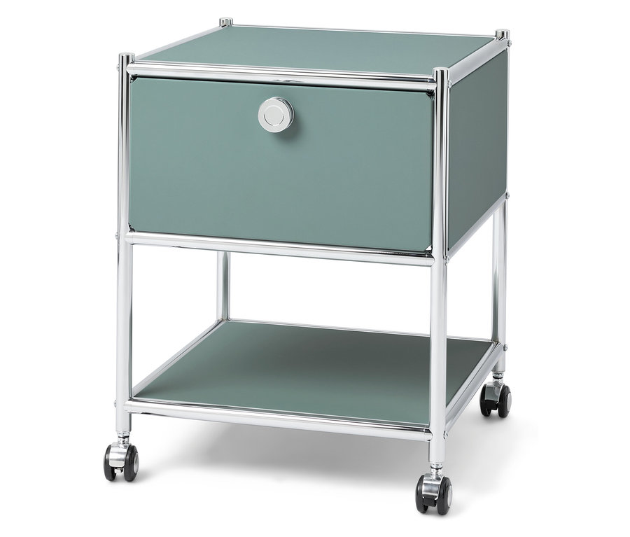 Table de chevet vert pétrole avec cadre chromé et roulettes.