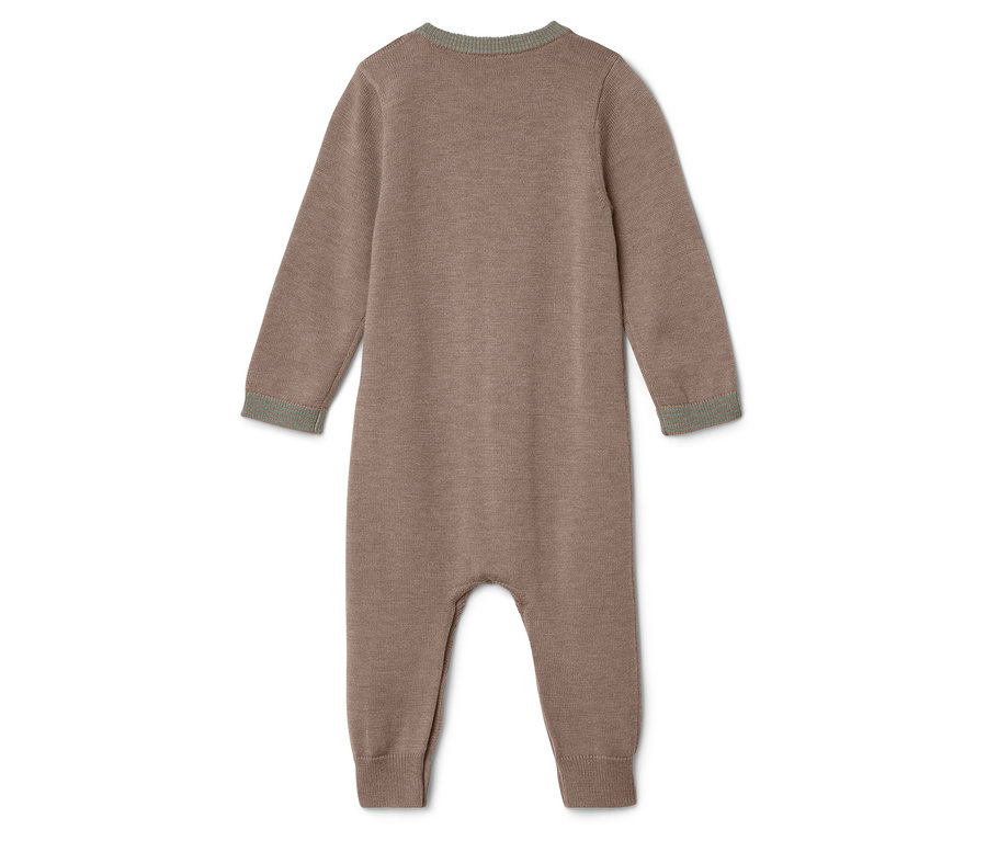 Combinaison bébé marron à manches longues.