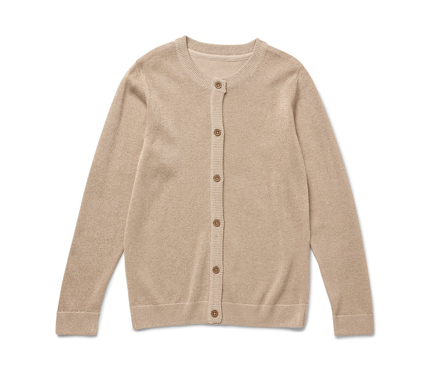 Un cardigan scintillant beige pour enfant est posé.