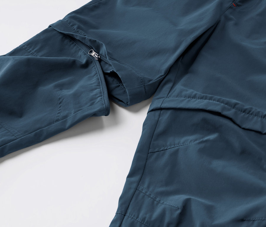 Gros plan d'un pantalon fonctionnel pour enfant.