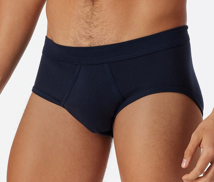 Un homme porte 2 slips de sport SCHIESSER bleu marine.