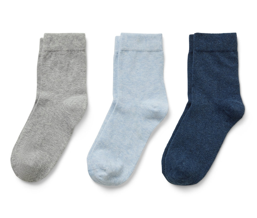 Trois paires de chaussettes en gris, bleu clair et bleu foncé.