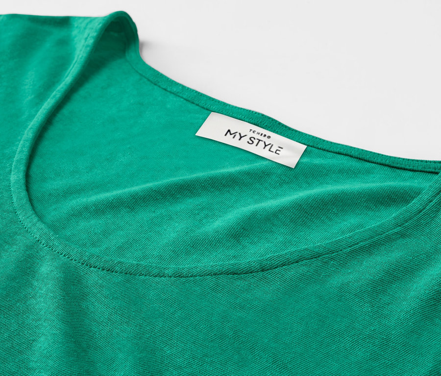 Gros plan sur un t-shirt aqua en lin mélangé avec une étiquette visible.