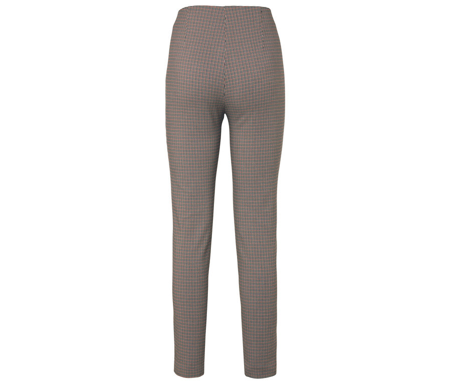 Un pantalon à motif pied-de-poule.