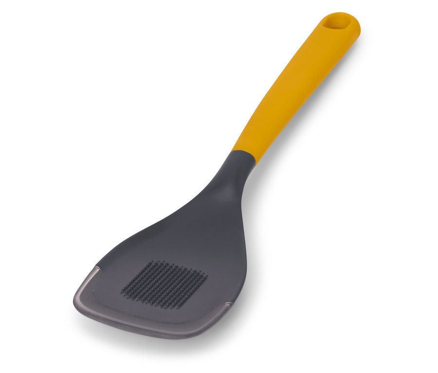 Une cuillère multifonction avec un manche jaune et une tête grise sur un fond blanc.