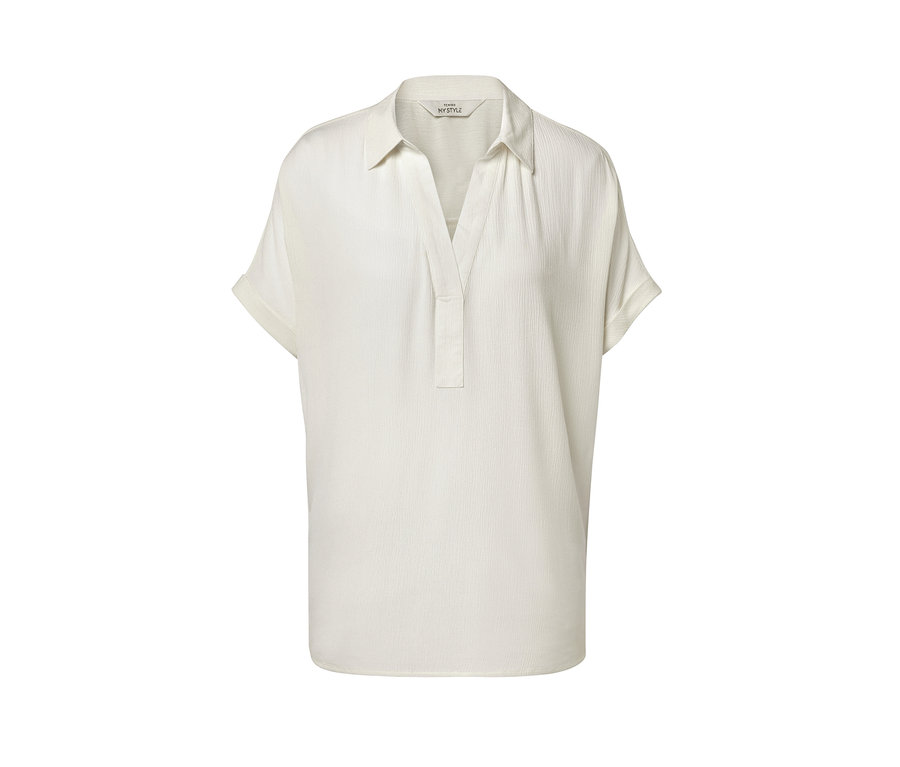 Blouse crème à manches courtes.