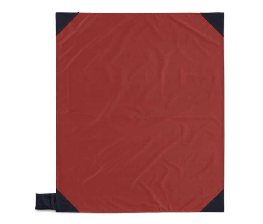 Mini-couverture de pique-nique rouge avec coins bleu foncé.