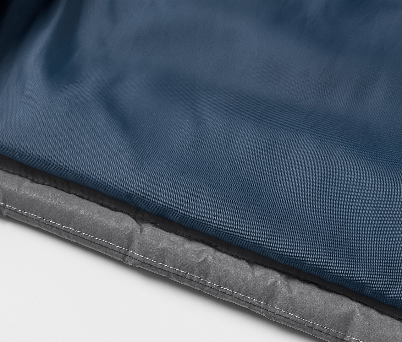 Vue détaillée d'une veste matelassée réfléchissante pour enfants.