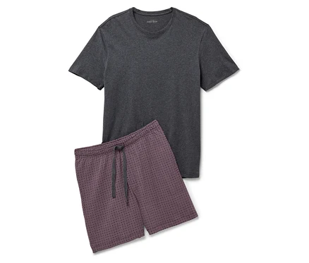 T-shirt gris et short à motifs sur fond blanc.