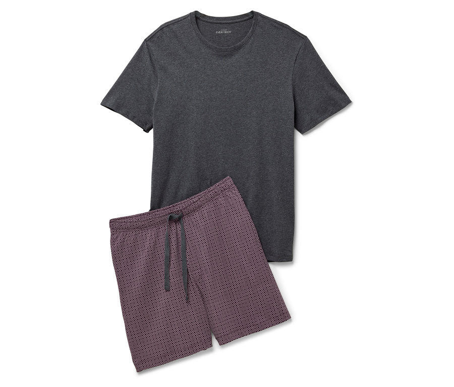 T-shirt gris et short à motifs sur fond blanc.