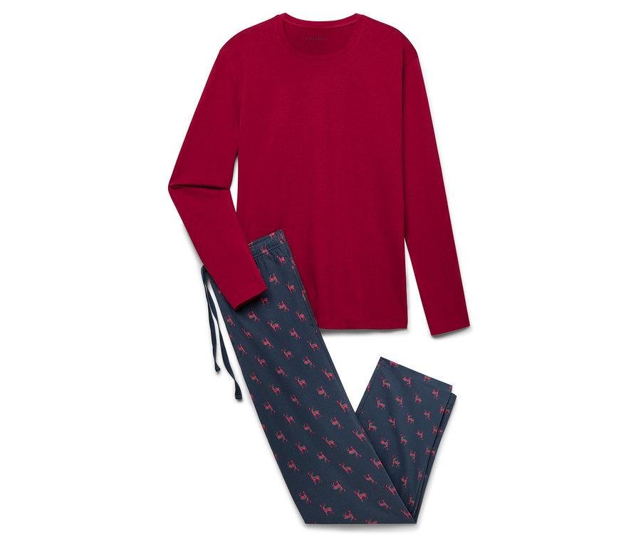 Un haut de pyjama rouge à manches longues et un pantalon bleu avec un imprimé de rennes rouges.