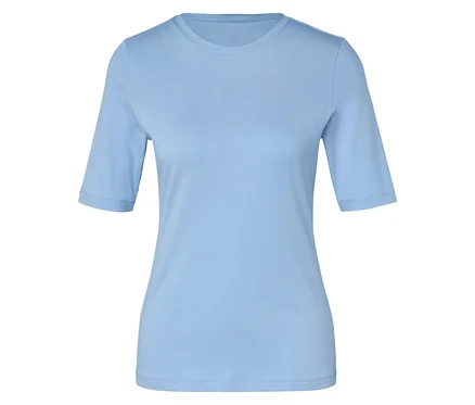 Un t-shirt bleu clair à manches courtes.