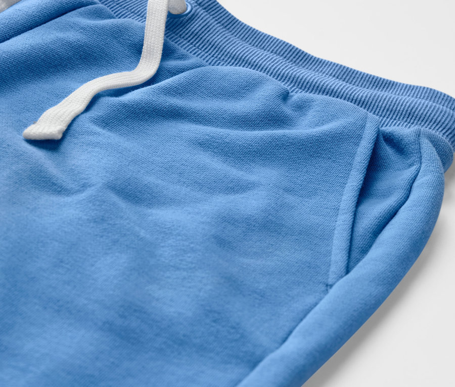 Gros plan sur un pantalon molletonné bleu foncé.