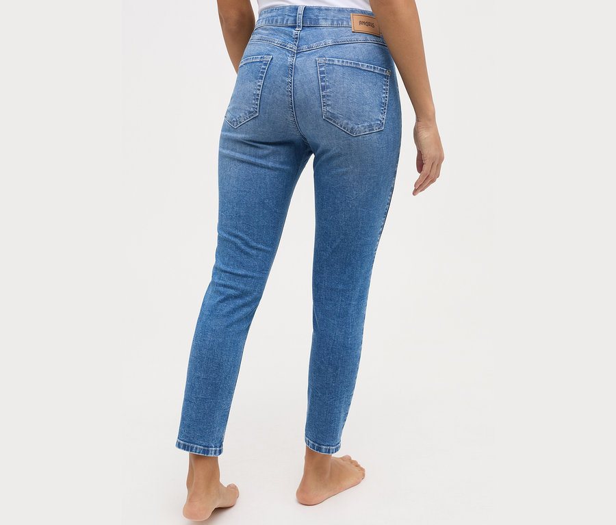 Vue arrière d'une femme portant un jean Angels «Ornella Seam» Slim Fit 7/8, bleu clair.