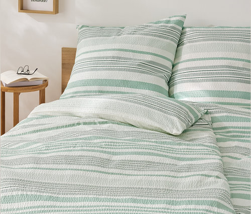 Gros plan d'une parure de lit en microfibre seersucker de taille standard et de grande taille à rayures.