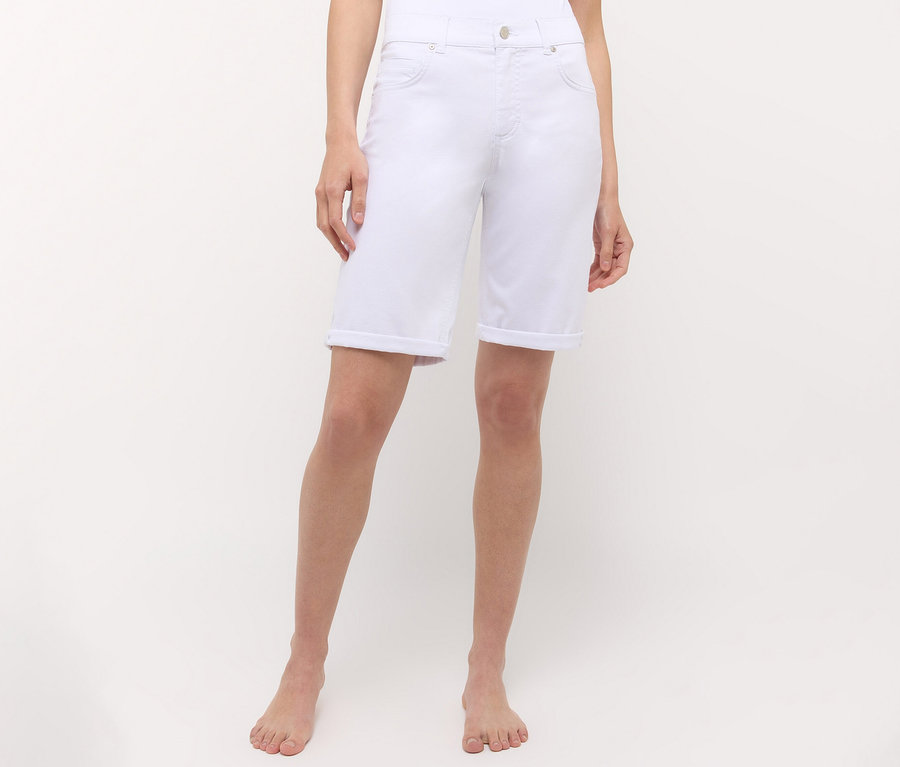 Une femme porte un jean «
grave
Bermuda Turn-Up
grave
» Angels, coupe droite, blanc.