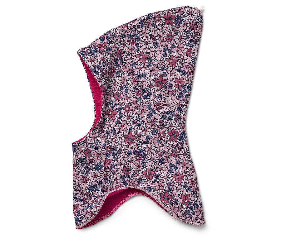 Gros plan d'une cagoule pour enfant avec un motif floral sur fond blanc.