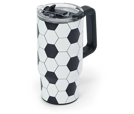 Un gobelet isotherme avec un motif de ballon de football et une poignée noire se trouve sur un fond blanc.